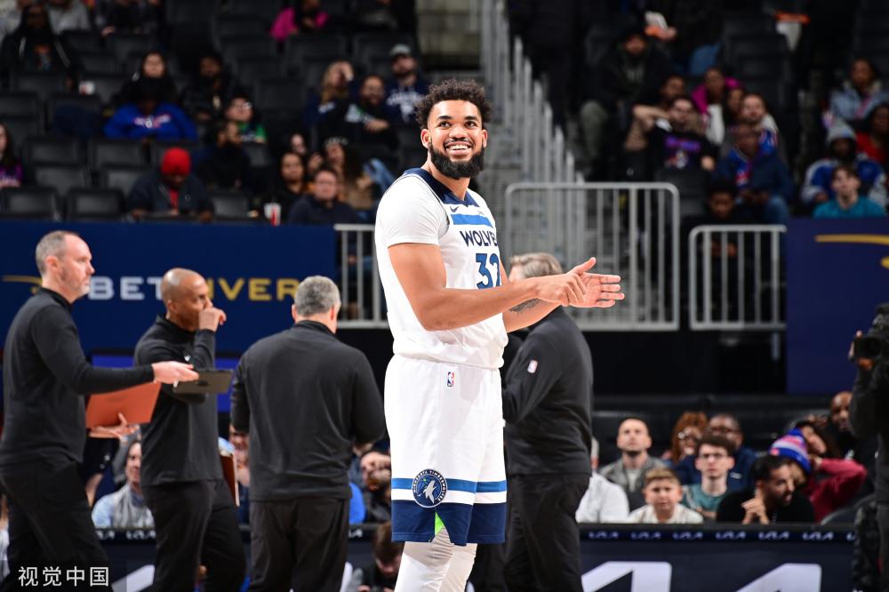 某中场球员 某中场球员